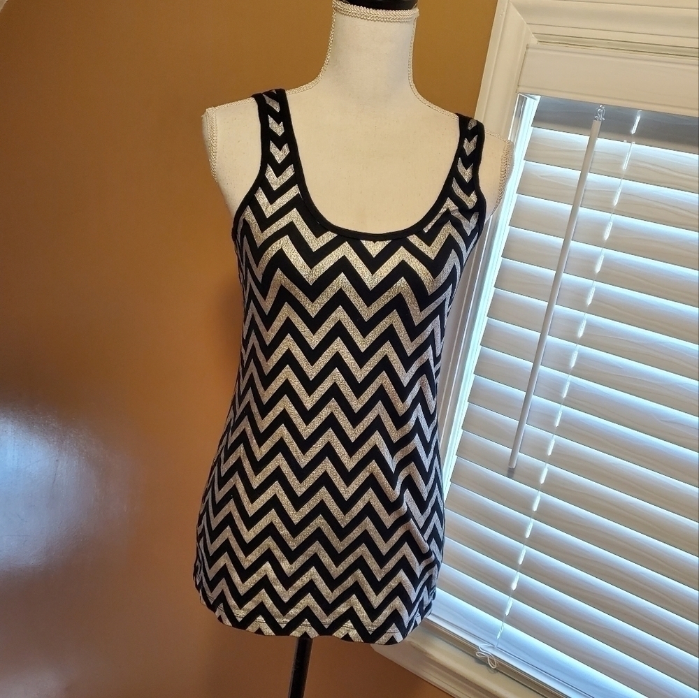 No Boundaries Black & Silver Metallic zig zag Tank size 11/13 Ladies medium